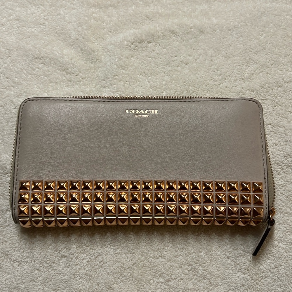 Authentic Coach Accordion zip wallet in pink! In good condition has been used.